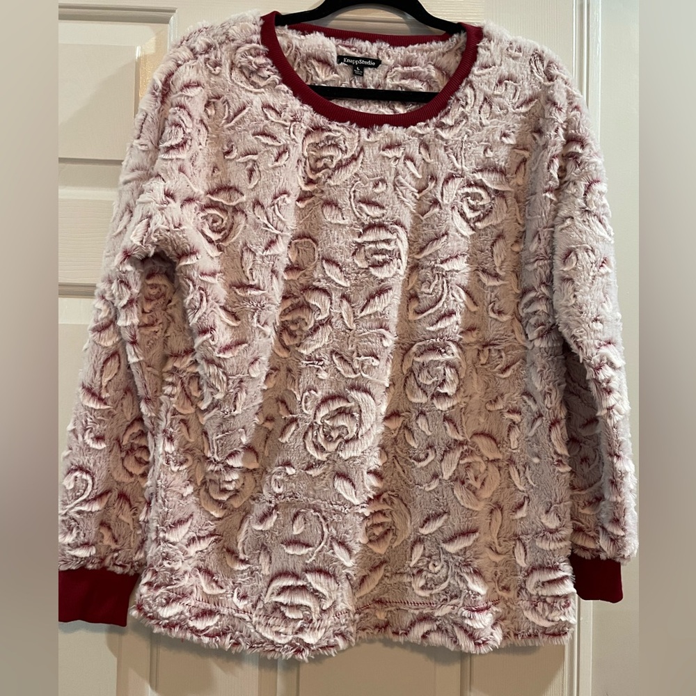 Size large faux fur top white and burgundy